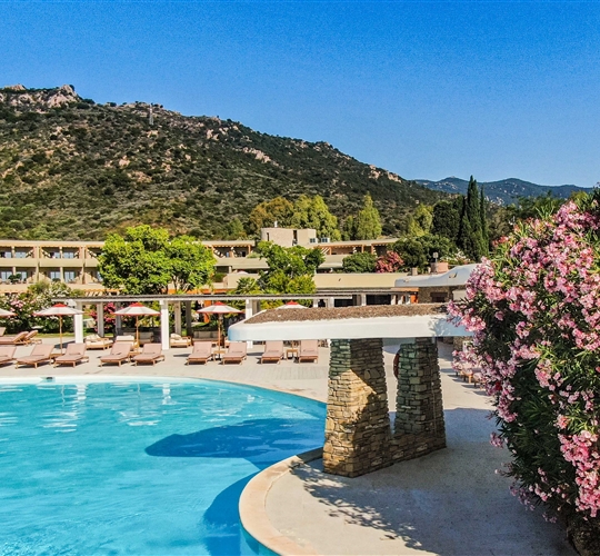 Hotel s s bazénem, Santa Margherita di Pula, Sardinie