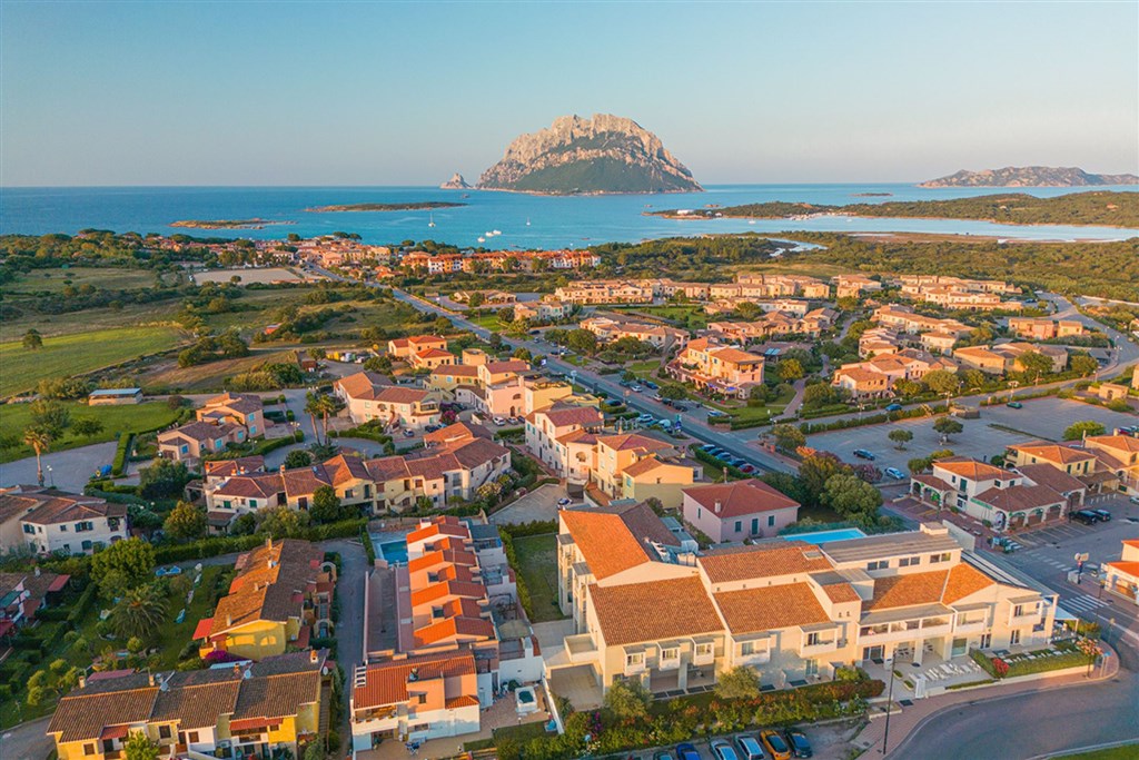 Letecký pohled na hotel, Porto San Paolo, Sardinie