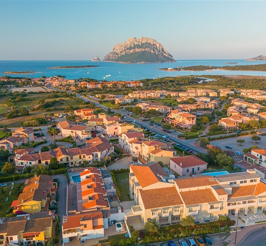 Letecký pohled na hotel, Porto San Paolo, Sardinie