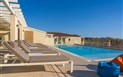 Residence Porto San Paolo - Pohled od bazénu s lehátky, Porto San Paolo, Sardinie