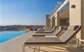 Residence Porto San Paolo - Pohled od bazénu s lehátky, Porto San Paolo, Sardinie