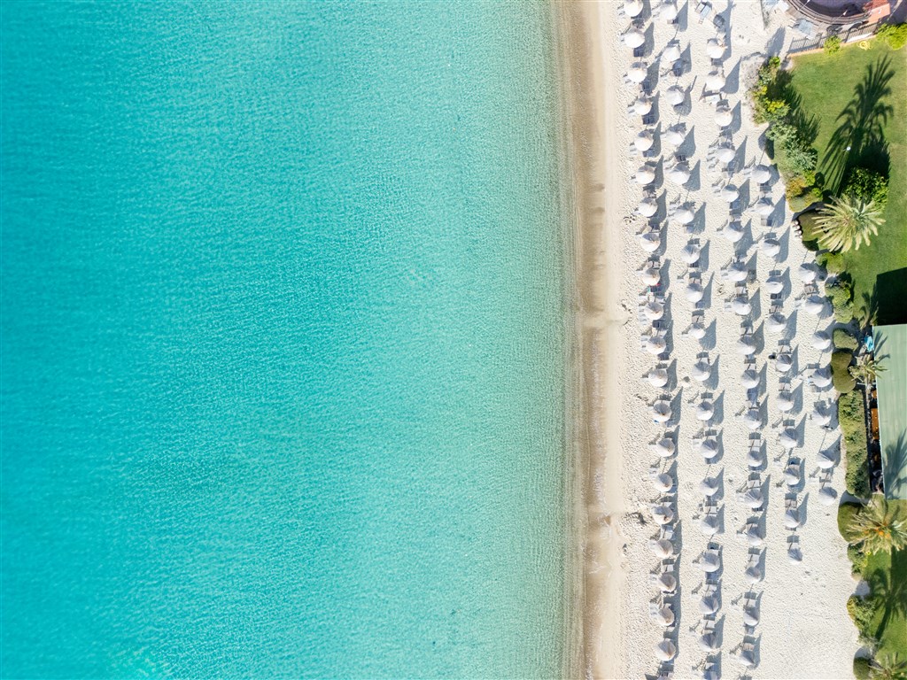 Letecký pohled na pláž, Villasimius, Sardinie