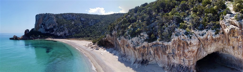 Panoramatický pohled na zátoku Cala Luna, Oliena, Sardinie