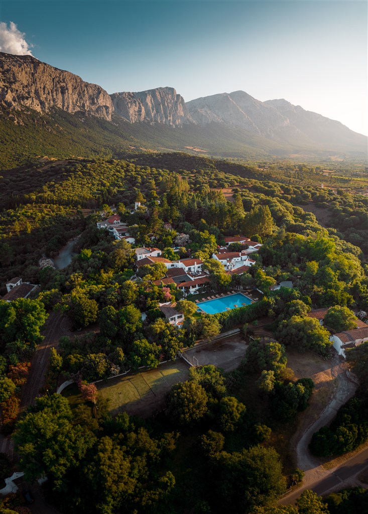 Letecký pohled na hotel, Oliena, Sardinie