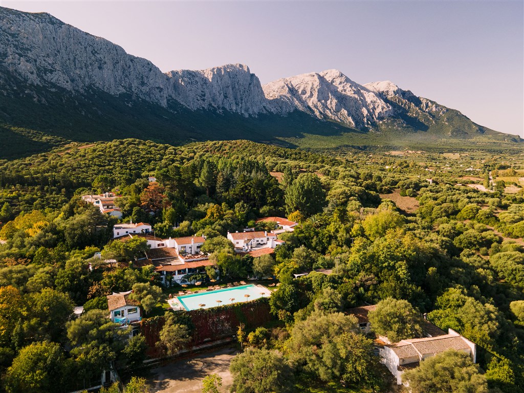 Letecký pohled na hotel, Oliena, Sardinie