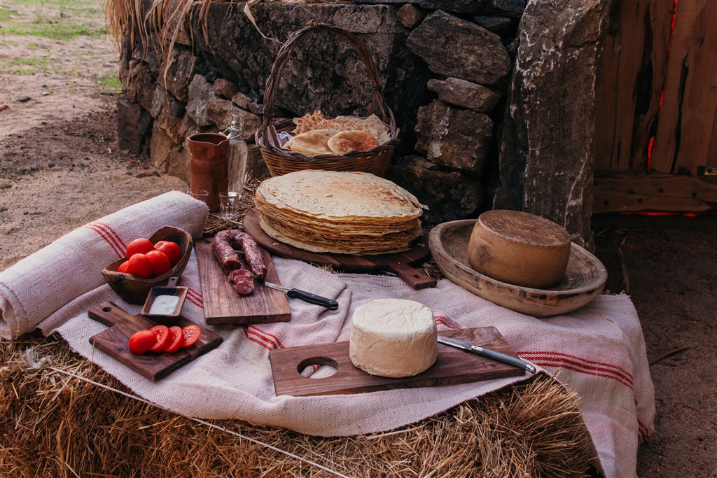 Aperitiv v tradičním pastýřském obydlí, Oliena, Sardinie