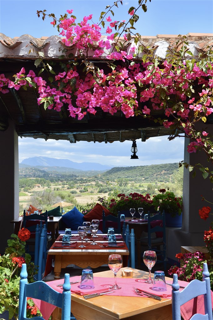 Terasa restaurace, Oliena, Sardinie