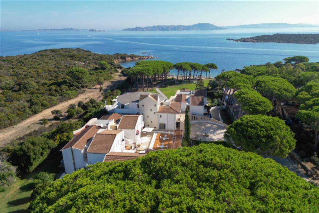 Letecký pohled na hotel, Santa Teresa Gallura, Sardinie