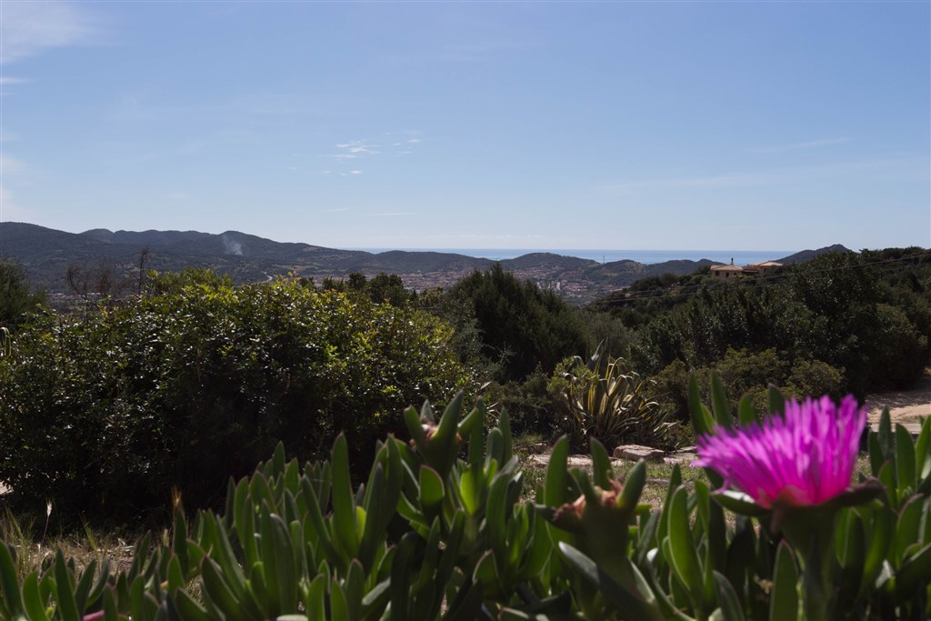 Panorama v okolí vily, Villasimius, Sardinie