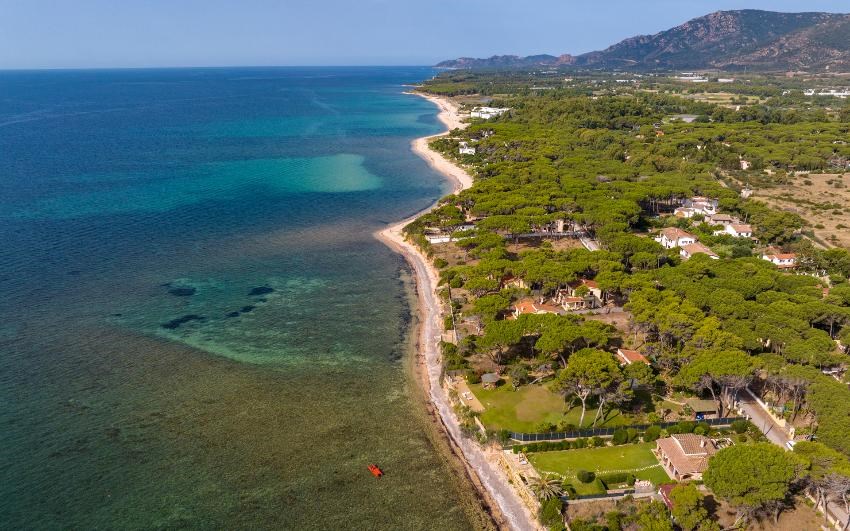 Letecký pohled na letovisko, S. Margherita di Pula, Sardinie