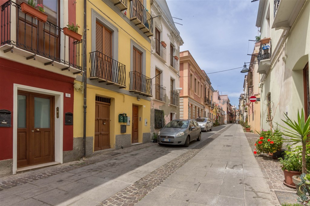 Ulice před domem, Cagliari, Sardinie