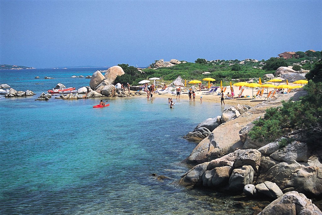 Písečná pláž s lehátky a slunečníky, Golfo di Marinella, Sardinie