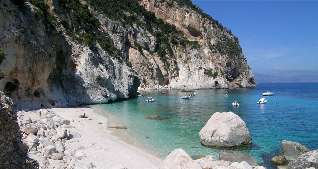 Zátoky zálivu Orosei, Santa Maria Navarrese, Sardinie