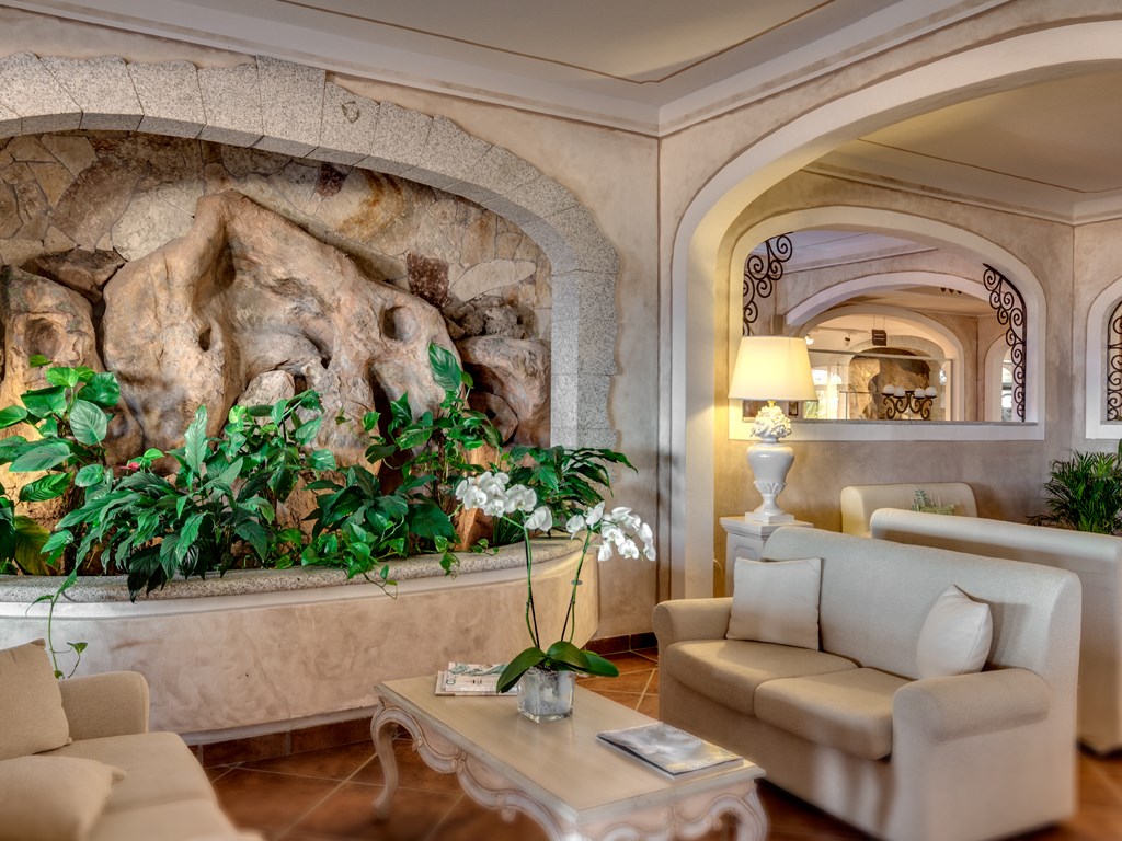 Lobby - hotel Colonna Resort, Porto Cervo, Sardinie