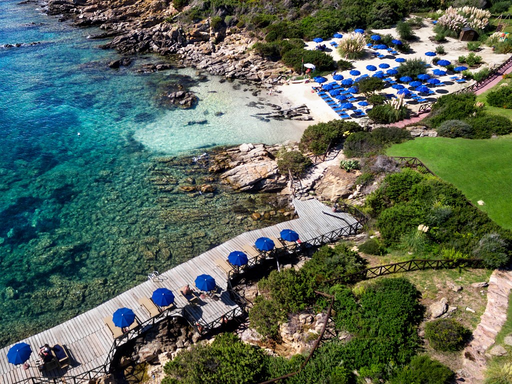 Pláž a solárium - hotel Colonna Resort, Porto Cervo, Sardinie