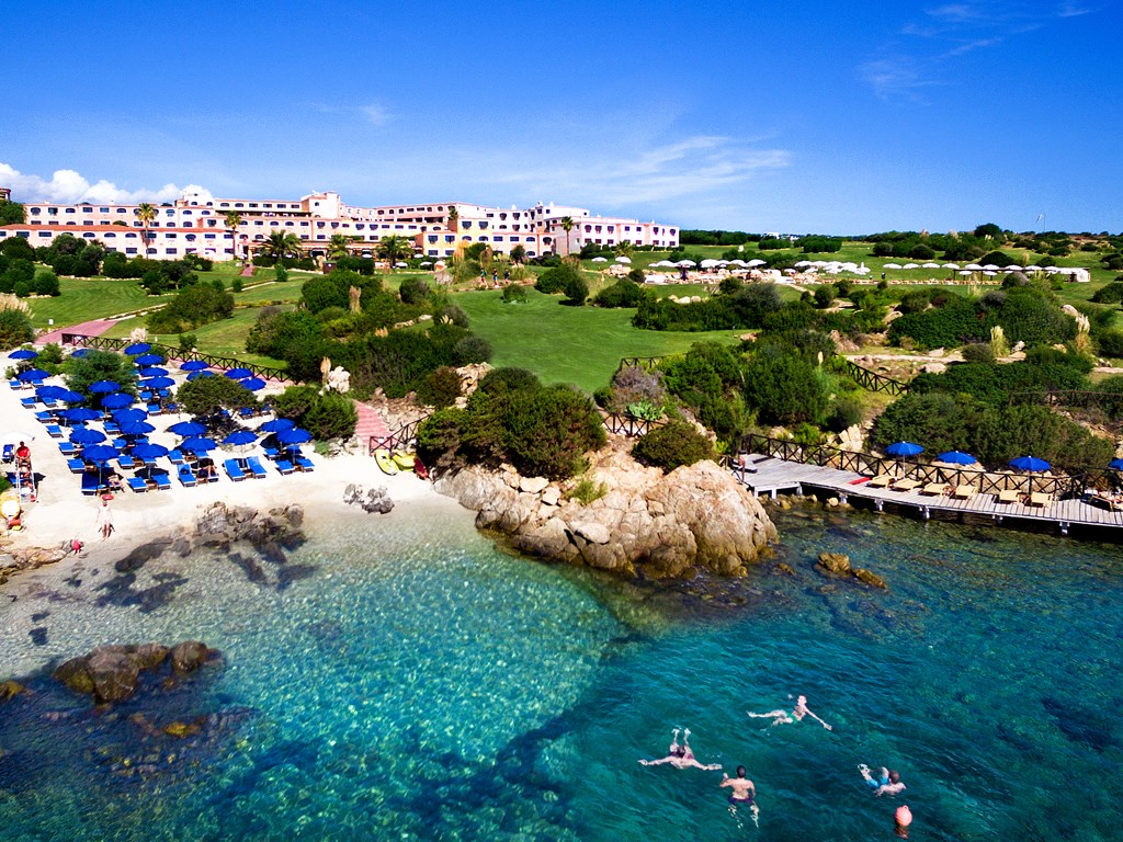 Pohled od moře - hotel Colonna Resort, Porto Cervo, Sardinie