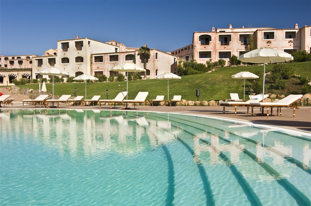 Pohled od bazénu bazénu - hotel Colonna Resort, Porto Cervo, Sardinie