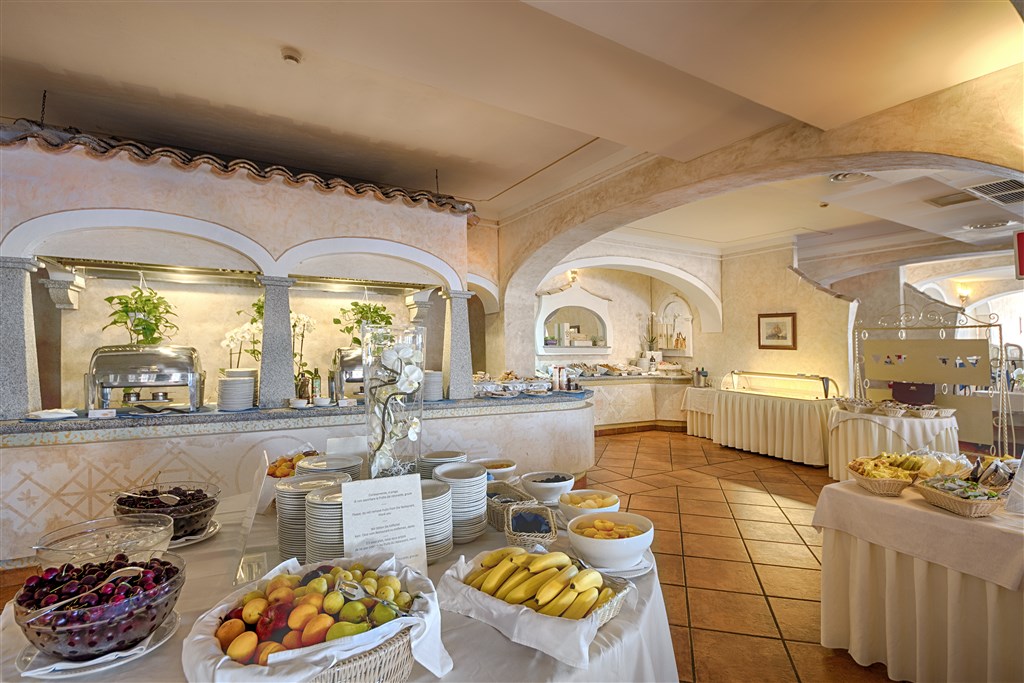 Bufet - hotel Colonna Resort, Porto Cervo, Sardinie