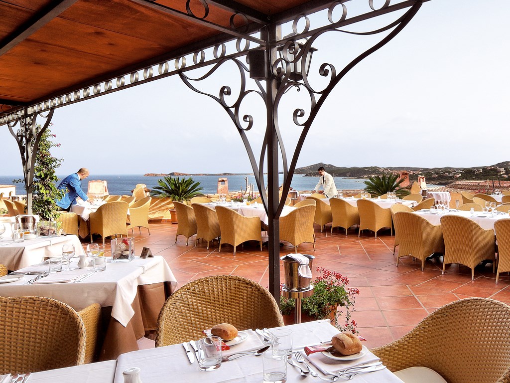 Terasa restaurace - hotel Colonna Resort, Porto Cervo, Sardinie