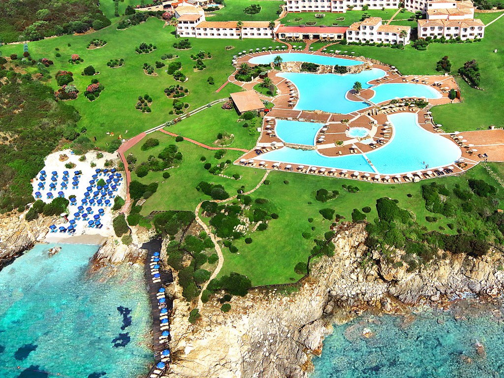 Letecký pohled - hotel Colonna Resort, Porto Cervo, Sardinie