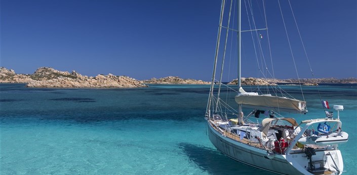 Plachetnice a katamarány - Souostroví La Maddalena, Sardinie