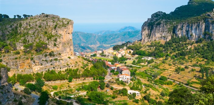 Dlouhověká Sardinie a její modrá zóna - Pohled na obec Ulassai, Ulassai, Sardinie