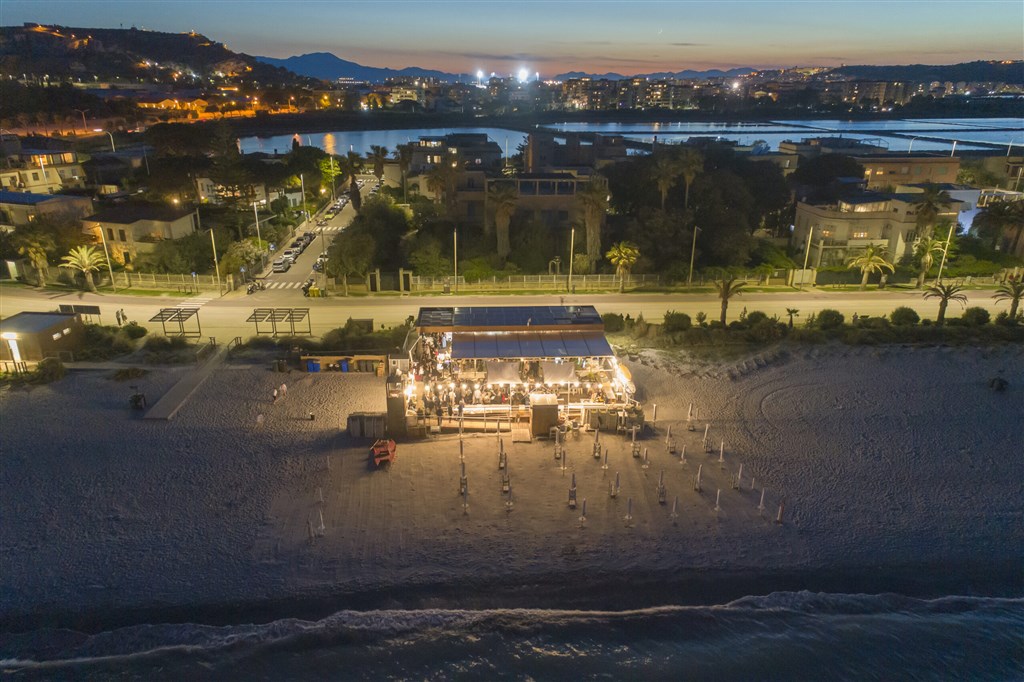 Beach Bar na pláži Poetto, Cagliari, Sardinie