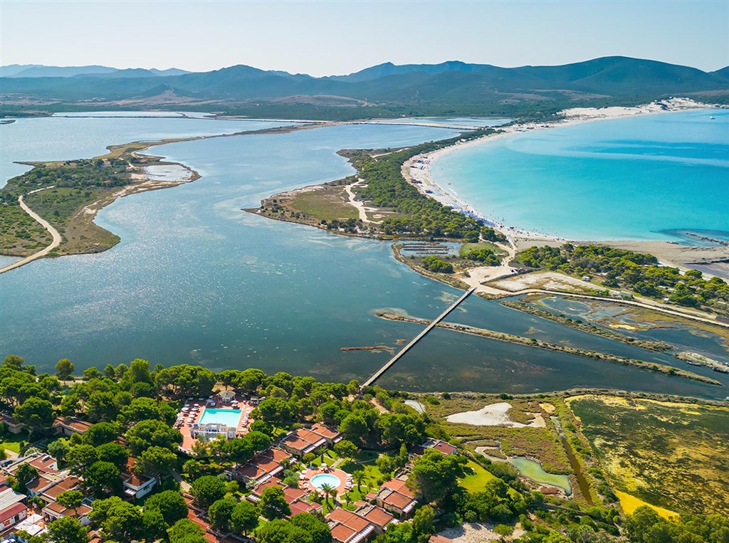 Letecký pohled na hotel, Porto Pino, Sardinie