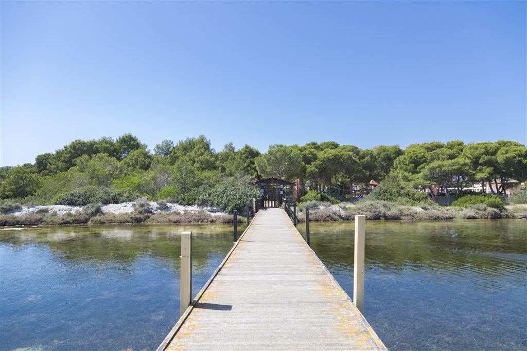 Můstek přes lagunu, Porto Pino, Sardinie