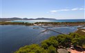 Porto Pino Club - Pohled na můstek přes lagunu, Porto Pino, Sardinie