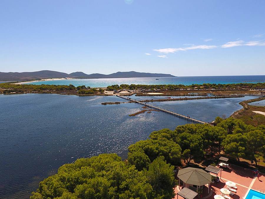 Pohled na můstek přes lagunu, Porto Pino, Sardinie