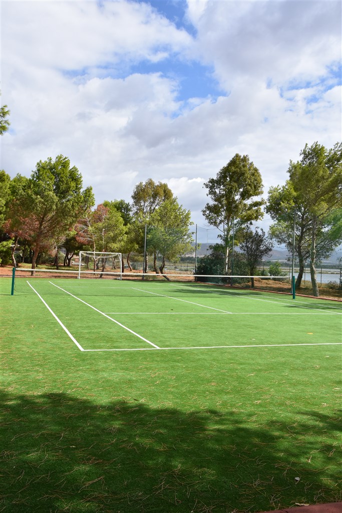 Tenisový / fotbalový kurt, Porto Pino, Sardinie