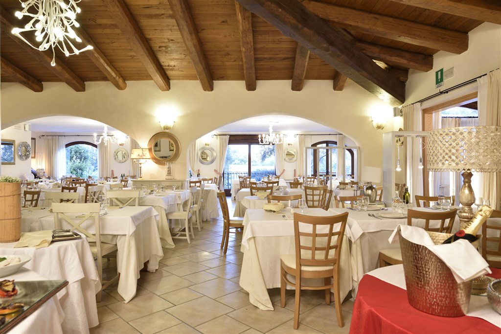 Restaurace, Porto Ottiolu, Sardinie