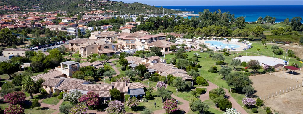 Pohled na letovisko, Porto Ottiolu, Sardinie