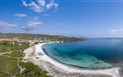 Baia del Porto - Pohled na hotelovou pláž, Porto Ottiolu, Sardinie