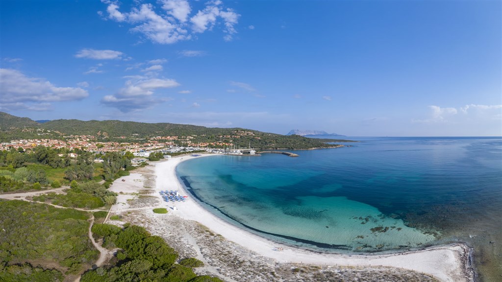 Pohled na hotelovou pláž, Porto Ottiolu, Sardinie