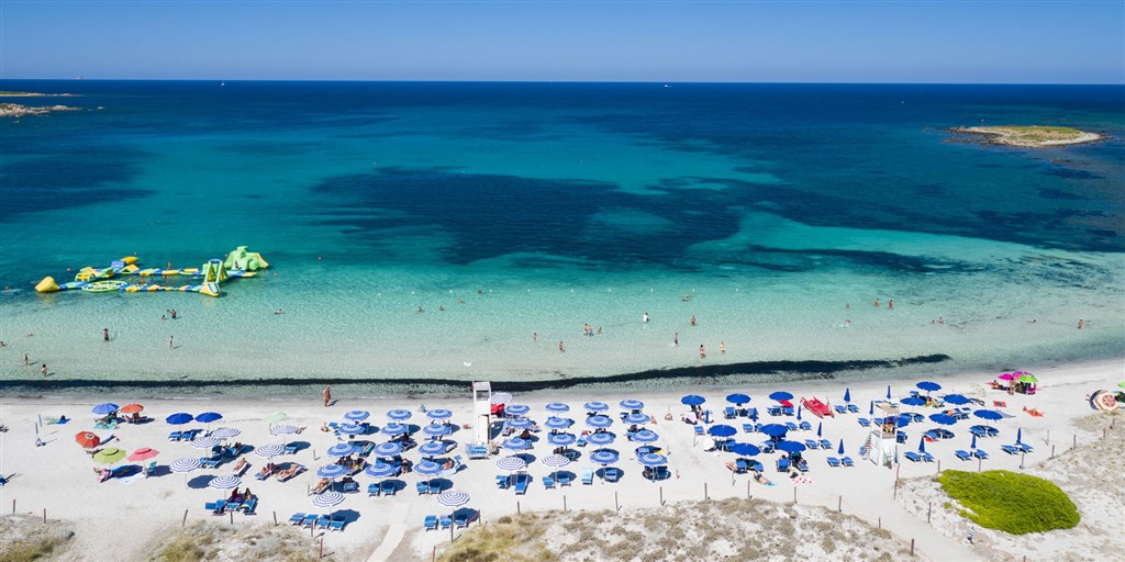 Pláž u hotelu, Porto Ottiolu, Sardinie