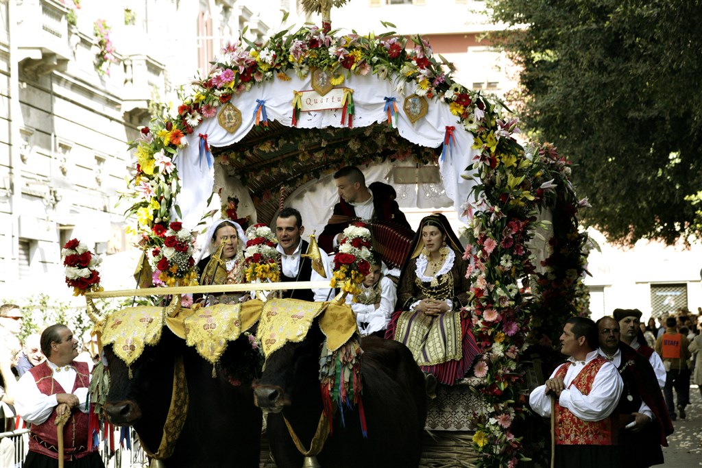 Cagliari Sant Efisio alegorické vozy