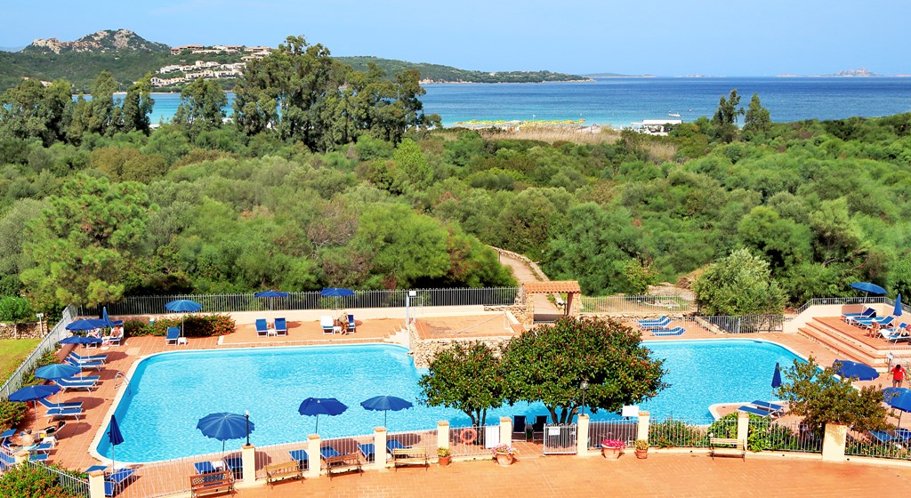 Bazén, cesta k moři, pláž Golfo di Marinella, Sardinie