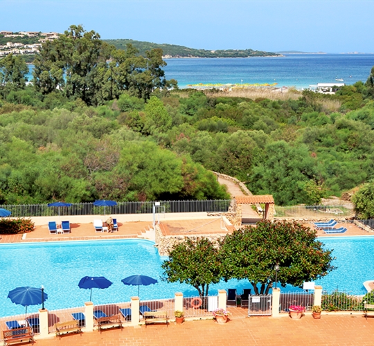 Bazén, cesta k moři, pláž Golfo di Marinella, Sardinie