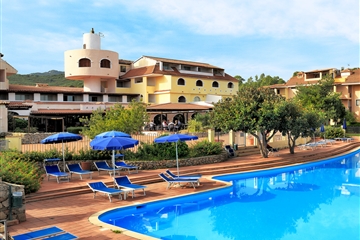 Bazén s hlavní budovou, Golfo di Marinella, Sardinie