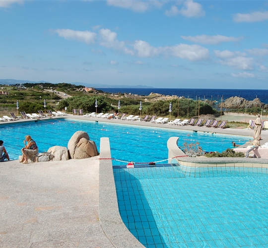 Pohled od bazénu, Baia Santa Reparata, Sardinie, Itálie.