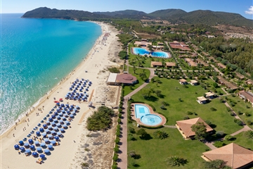 Celkový pohled na pláž a resort, Castiadas, Sardinie