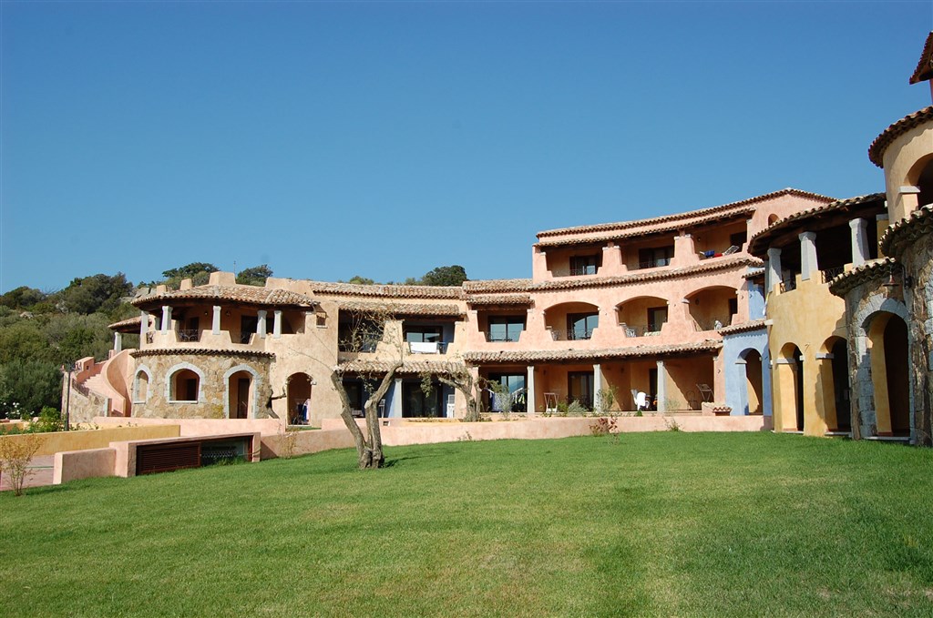 Pohled na zahradu exteriér apartmánů, Golfo di Marinella, Sardinie