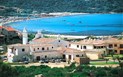 Residence Il Borgo di Punta Marana - Výhled přes residenci na zátoku Marinella s veřejnou pláží s bílým pískem, Punta Marana, Sardinie