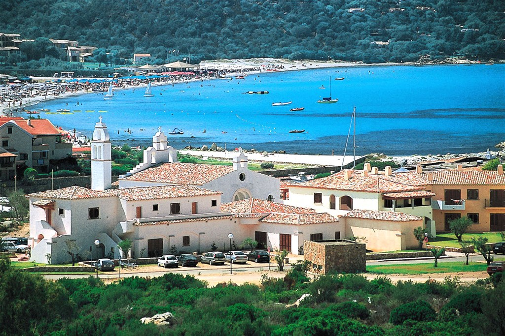 Pohled na residenci a pláž, Golfo di Marinella, Sardinie