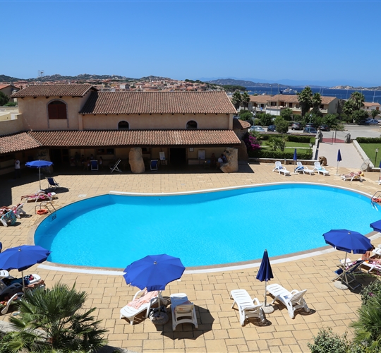 Pohled na bazén a hotel, Palau, Sardinie