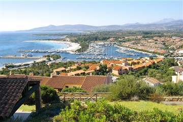 Pohled na přístav, Porto Ottiolu, Sardinie
