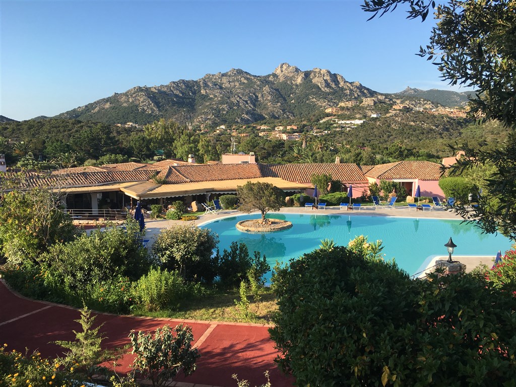 Hlavní budova s recepcí, barem, restaurací, bazén, Porto Cervo, Costa Smeralda, Sardinie