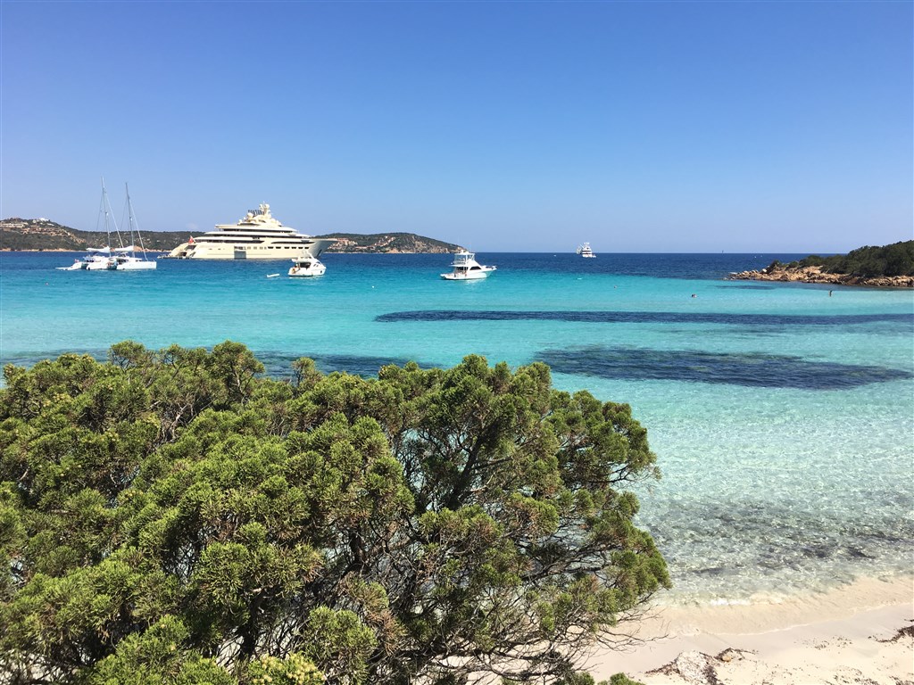 Pláž Grande Pevero, Porto Cervo, Costa Smeralda, Sardinie